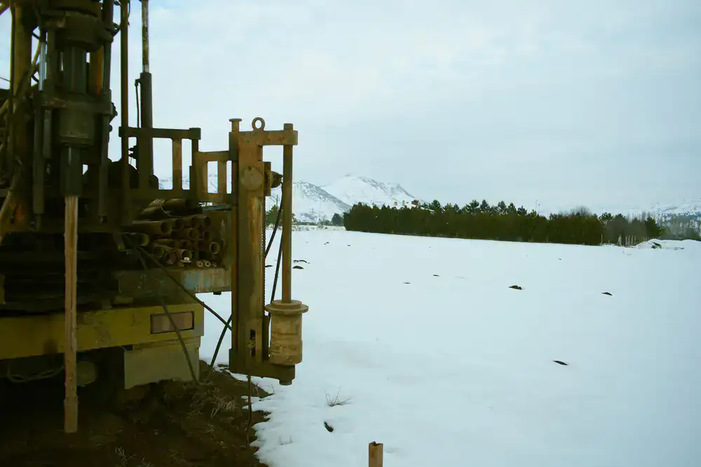 Modern cold extraction machinery at work